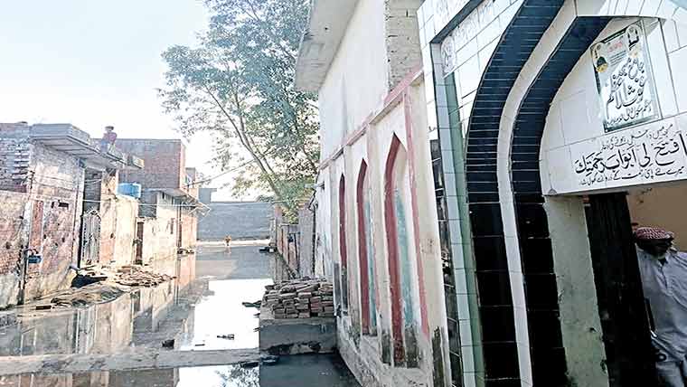 گلی مسجد غوث اعظمؒ والی میں سیوریج بند ، پانی جمع 