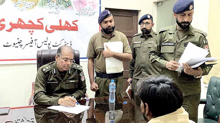  ڈی پی او کی تھانہ چناب نگر میں کھلی  کچہری ، لوگوں کے مسائل سنے