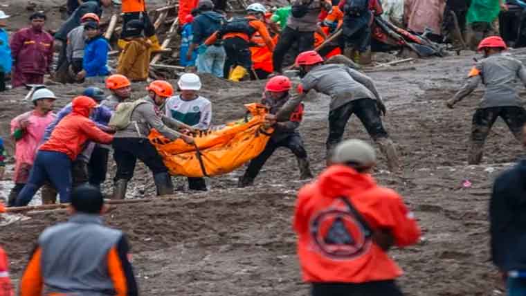 انڈونیشیا:مٹی کے تودے گرنے  سے مرنیوالوں کی تعداد 74ہوگئی 