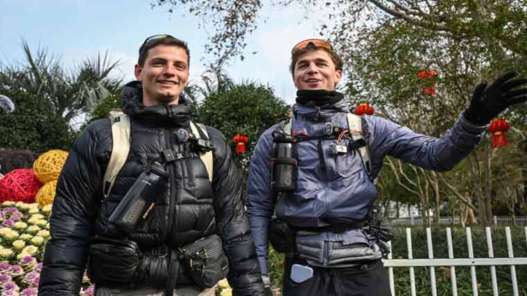 ڈیڑھ سال پیدل سفر 2فرانسیسی  شہری شنگھائی پہنچ گئے 