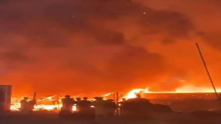  شوگر مل میں جلتا سگریٹ پھینکنے سے  گنے سے لوڈ ٹرالی میں آتشزدگی