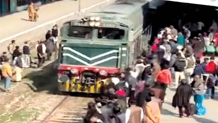 بسنت کیلئے لاہور جانیوالوں کا ٹرینوں‘ بسوں میں رش 