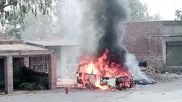 جھنگ :مسافر وین میں آگ بھڑک اٹھی، جل کر تباہ 