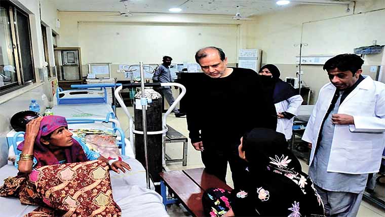 کمشنر کا دورہ گوجرہ ، ناقص صفائی پر ٹھیکیداروں کو جرمانہ 