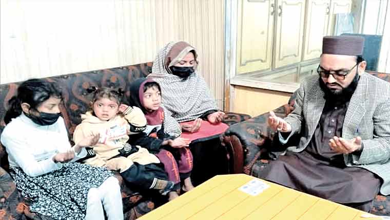  اسلامی تعلیمات سے متاثر ہو کر ایک اور  خاتون نے بچوں سمیت اسلام قبول کر لیا 