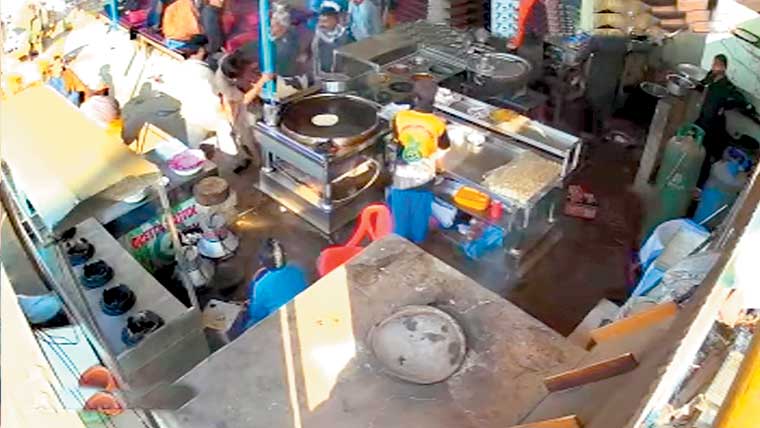 ملیر میں پیسے طلب کرنے پر  پولیس افسر کا ہوٹل ملازم پر تشدد