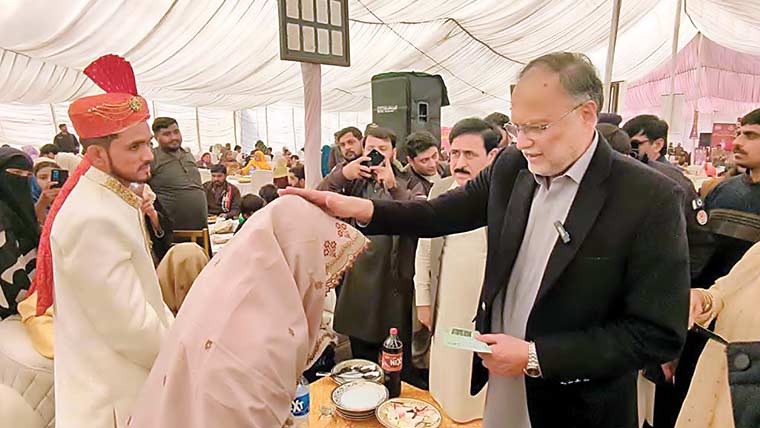 دھی رانی پروگرام،نارووال میں101جوڑوں کی اجتماعی شادی 