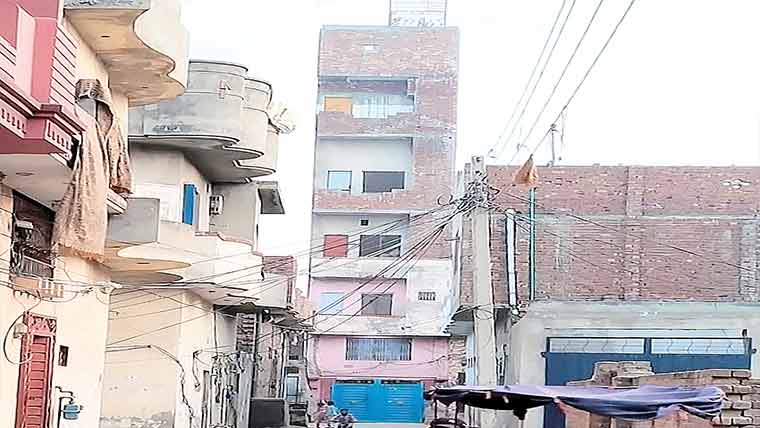 ملی بھگت سے 2 مرلہ پر 6 منزلہ خطرناک عمارت تعمیر 