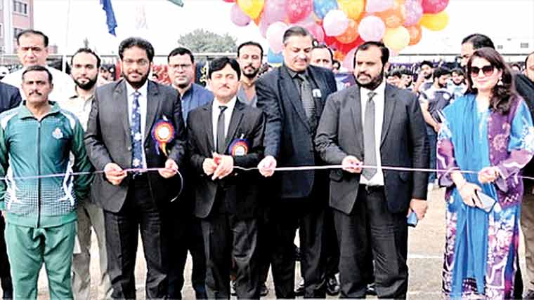 کمشنر نے پنجاب کالج یونیورسٹی کیمپس  کے سپورٹس گالا کا افتتاح کر دیا 