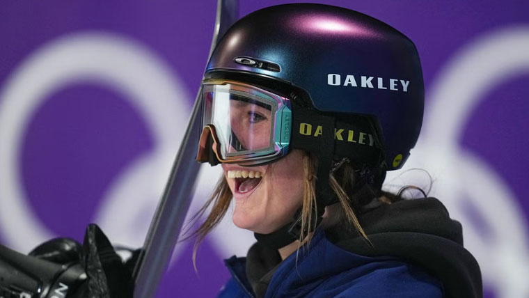 انگلینڈ کی سنو بورڈ سٹار میا بروکس  بگ ایئر فائنل میں پہنچ گئیں