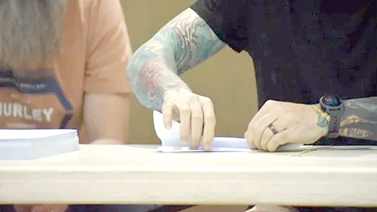  گھنٹے میں 250کاغذ کے جہاز بنا کر ریکارڈ بنانیکی کوشش 