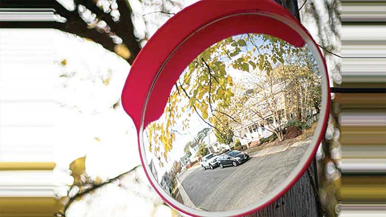 اپنی قسمت بدلنے کیلئے خاتون نے ٹریفک آئینے کا رخ بدل دیا 