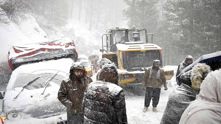 مری میں برفباری کا نیا سلسلہ شروع، سردی مزید بڑھ گئی