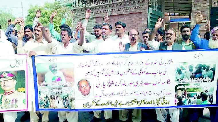 بلدیہ گھوٹکی کے ملازمین کا تنخواہوں کیلئے سکھر میں مظاہرہ