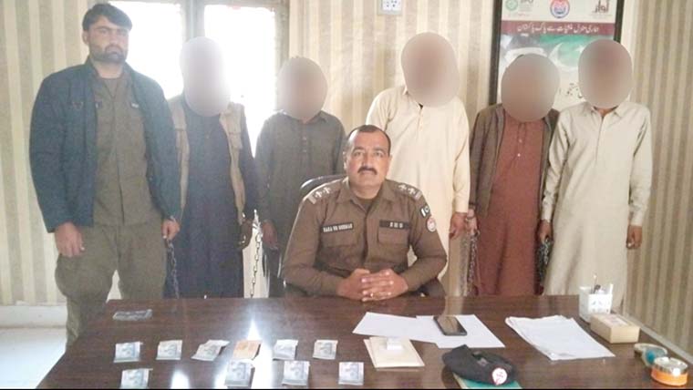  تاش پر جواء کھیلنے والوں  پر چھاپہ ،5 جواری گرفتار 