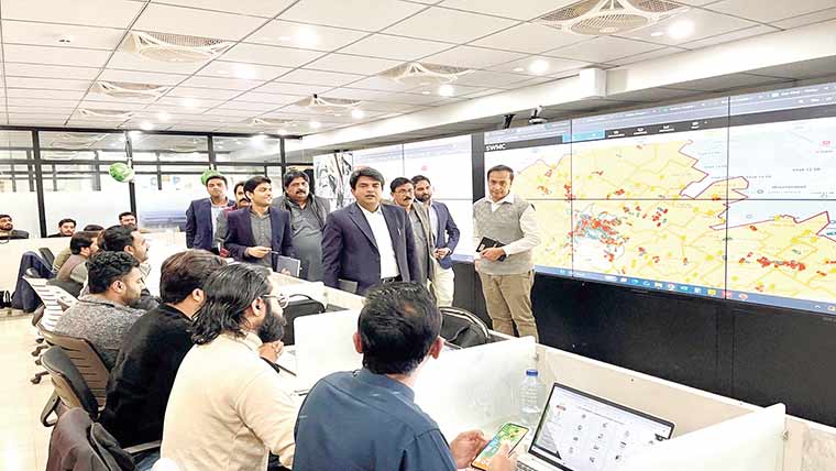 ڈپٹی کمشنر سرگودھا کا ویسٹ مینجمنٹ کمپنی کے کنٹرول روم کا دورہ 