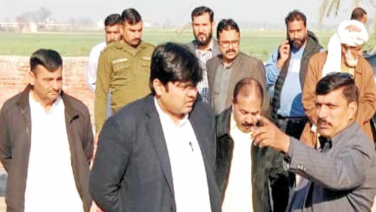  اسسٹنٹ کمشنر کا چک نمبر 111  گ ب رئیس پورہ کا تاریخی دورہ بچوں کیلئے گراؤنڈ کے قیام کا مطالبہ