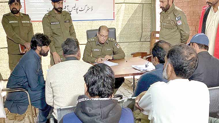  ڈی پی او چنیوٹ کی کھلی کچہریاں ، شہریوں کے مسائل سنے 