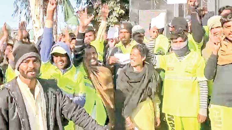  نوشہرہ ورکاں :تنخواہوں میں کٹوتی پر عملہ صفائی کا احتجاج