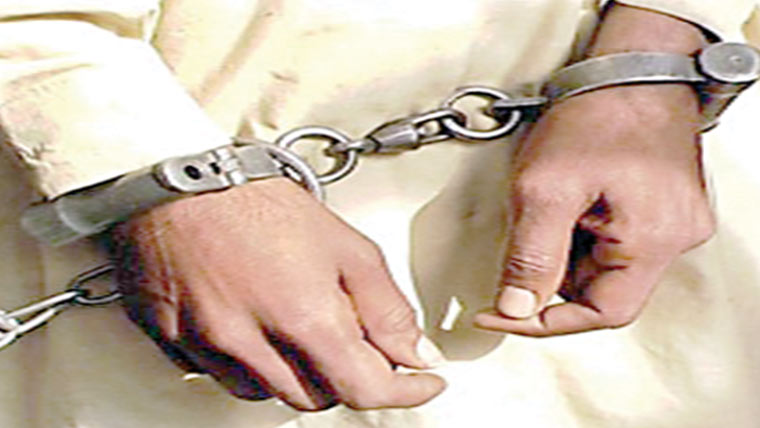 بغیر نمبر پلیٹ گاڑی چلانے والا گرفتار