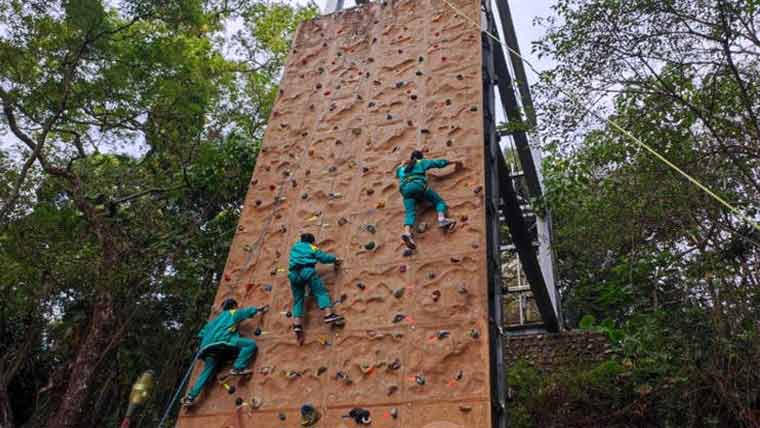 گریجوایشن کی ڈگری کیلئے 15میٹر بلند دیوار چڑھنا لازمی 