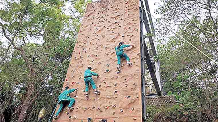 گریجوایشن کی ڈگری کیلئے 15میٹر بلند دیوار چڑھنا لازمی 