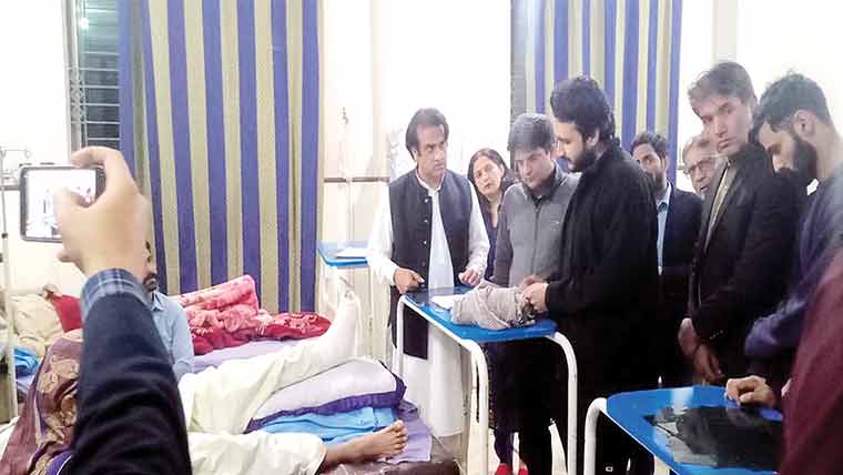 ڈپٹی کمشنر سرگودھا کا ڈسٹرکٹ ہیڈ کوارٹر ہسپتال کا اچانک دورہ 