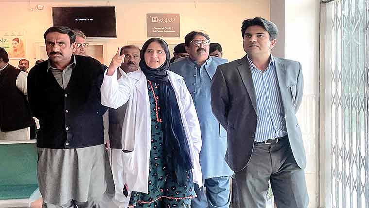  ڈپٹی کمشنر کاسلانوالی فاروقہ روڈ کا  معائنہ،درختوں پر کی گئی لائٹنگ دیکھی 