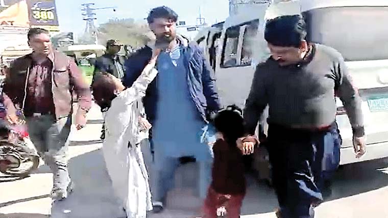 گجرات:بھکاریوں کیخلاف آپر یشن  35بچوں کو تحویل میں لے لیا گیا 