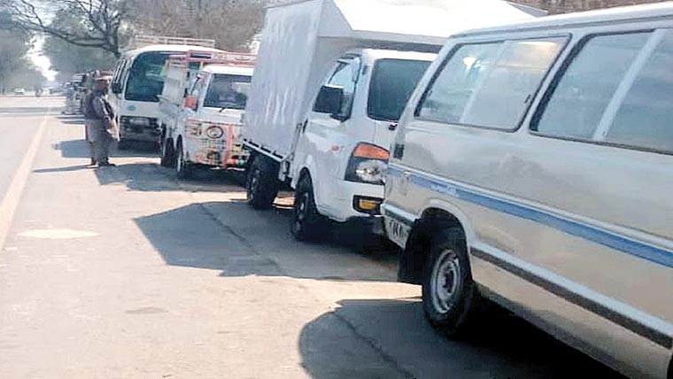 لالہ موسیٰ:کمرشل گاڑیوں کے معائنے ،سرٹیفکیٹ کیلئے قطاریں 