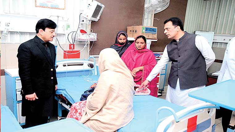 حافظ آباد:کمشنر کا ڈی ایچ کیو ہسپتال ‘ مریم نواز کلینک کا دورہ 