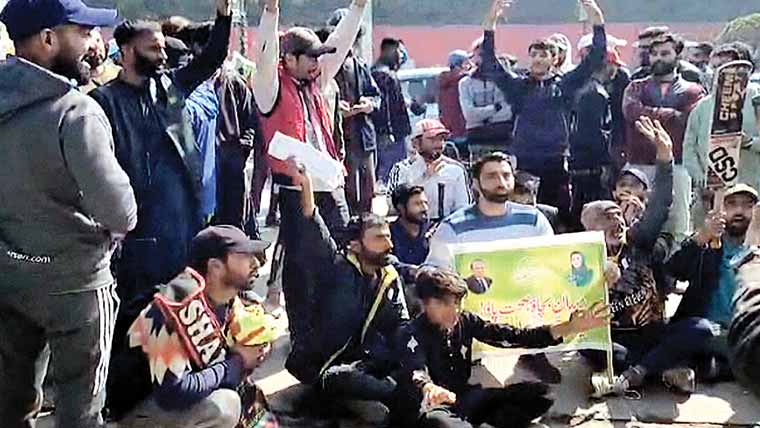 پیپلز کالونی گرائونڈ میں دکانیں بنانے پر کھلاڑیوں کا دھرنا 