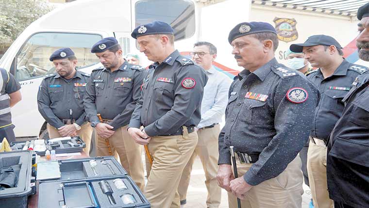 پولیس چیف کا کرائم سین یونٹ کا دورہ