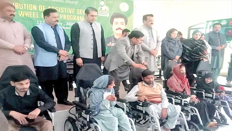 خصوصی افراد میں 32الیکٹرک وہیل چیئرز کی تقسیم