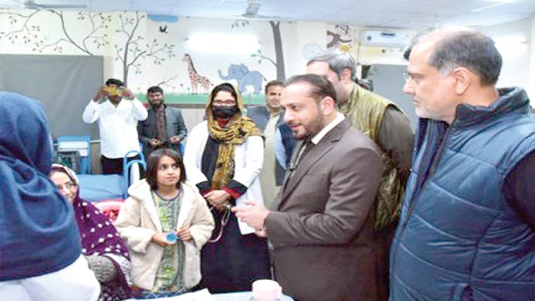 وزیر صحت پنجاب کا رات گئے نصرت فتح علی ہسپتال کا دورہ 