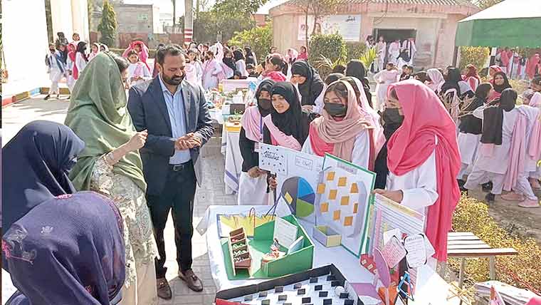 ڈپٹی کمشنر کا خواتین کالج میں  سائنس و آرٹ کی نمائش کا معائنہ 