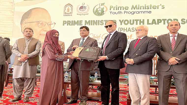 طلبا کو لیپ ٹاپ میرٹ پر دئیے جا رہے : احسن اقبال