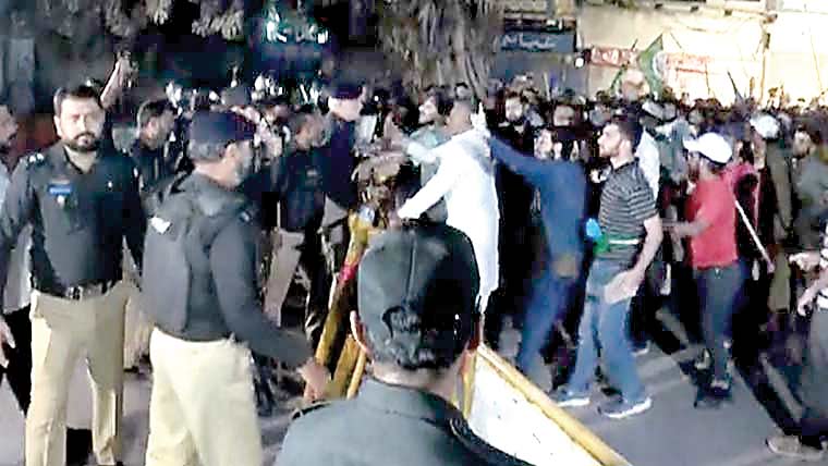 کراچی : جماعت اسلامی کا مارچ، پولیس سے جھڑپیں، پتھرائو ،کئی زخمی، 12 گرفتار 