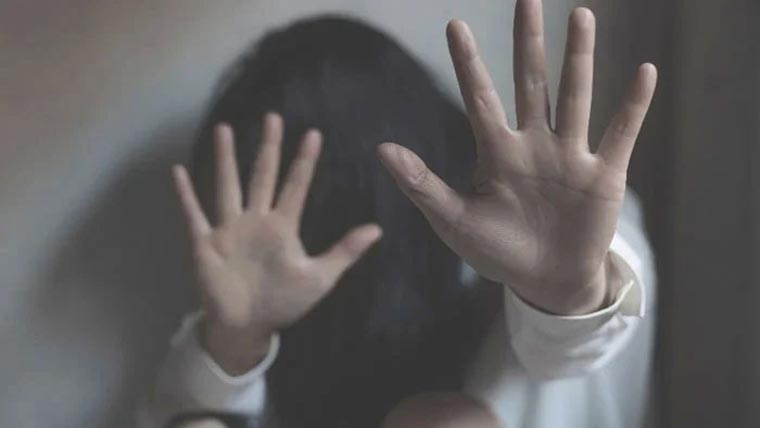 شوہر نے بیوی کو تشدد کا نشانہ  بنا کر کمرے میں بند کر دیا 