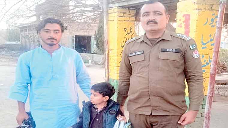 گرین بس میں رہ جانے والاکمسن بچہ کو والد کے حوالے 