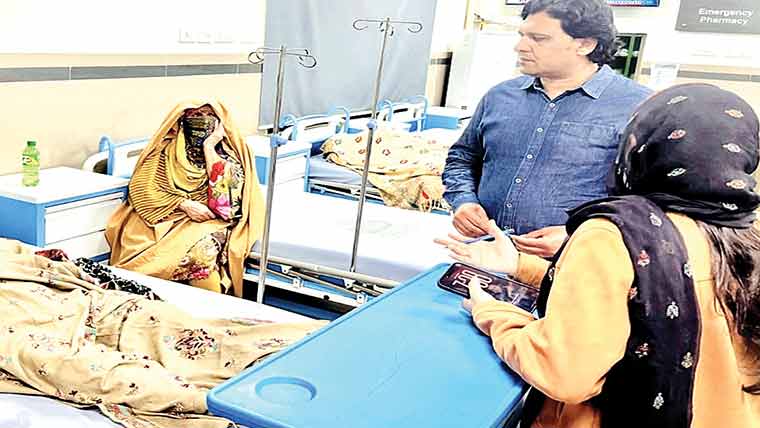 ٹی ایچ کیو ہسپتال سلانوالی ایمرجنسی وارڈ  لیب میڈیسن سٹور ایکسرے روم کا معائنہ 