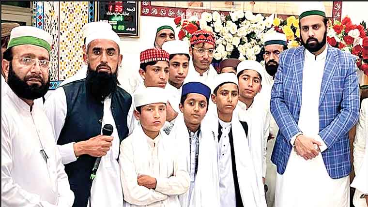 مکو آنہ میں قرآن حفظ کرنے والے طلبا کی دستاربندی