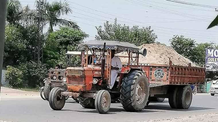 خانیوال میں مٹی سے بھری ٹرالیاں شہریوں کیلئے عذاب 