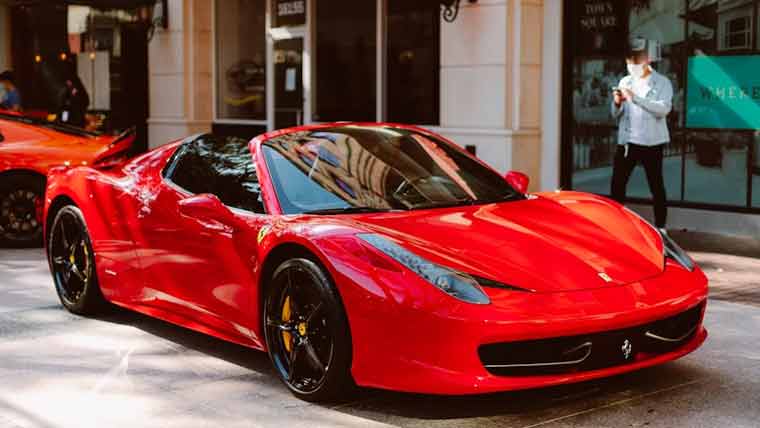 فرانس میں فیراری چلانیوالا شخص بظاہر کنگال اور بیروزگار 