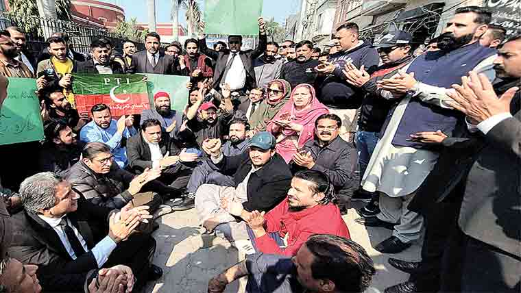 بانی پی ٹی آئی کی صحت پر خاموش رہنا ممکن نہیں :ریحانہ ڈار 