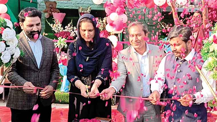  ڈی سی نے سمبڑیال میں ماڈل فلاور مارکیٹ کا افتتاح کر دیا