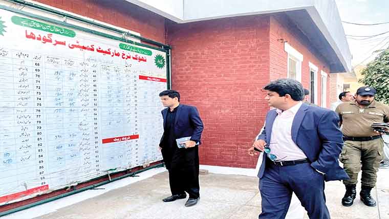 ڈپٹی کمشنر کااندرونِ شہر کے مختلف علاقوں اور بازاروں کا دورہ 