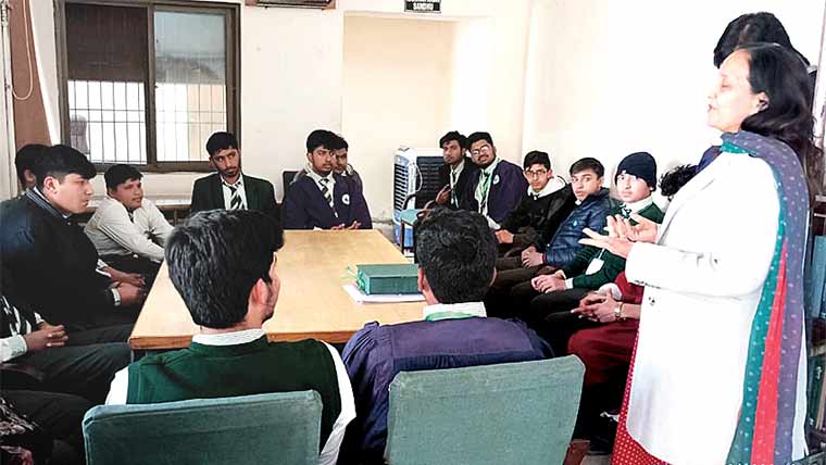 حافظ آباد :آغا خان سکول کے طلبہ کا  ڈسٹرکٹ پبلک لائبریری کا دورہ