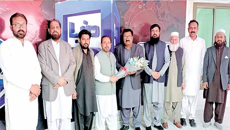  سابق ڈپٹی میئر محمد حفیظ و دیگر کا دنیا میڈیا گروپ کے آفس کا دورہ 