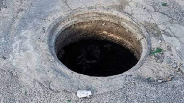  گھر کے باہر سیوریج کے  گڑھے میں گر کر بچہ جاں بحق